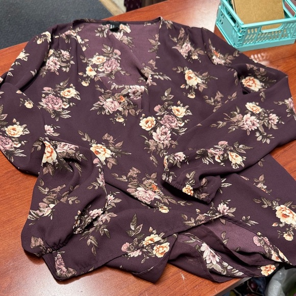 Forever 21 floral wrap top S //081422 - Picture 1 of 2